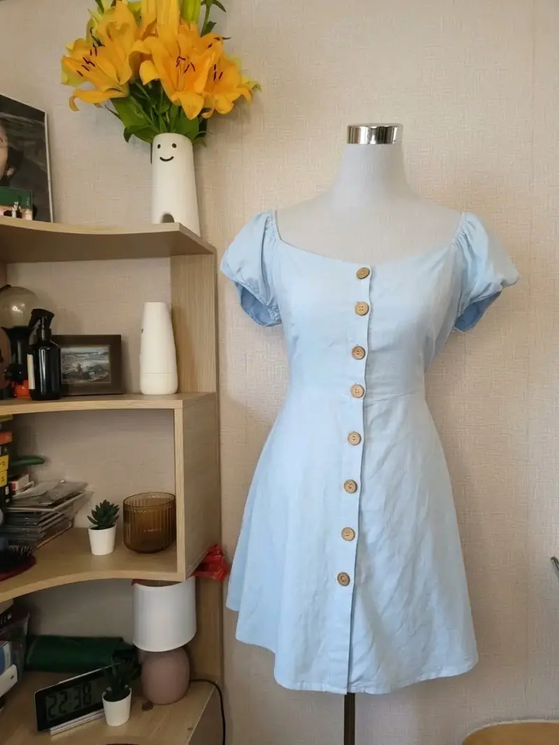 Vestido corto celeste con botones de madera - 1