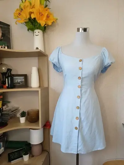 Vestido corto celeste con botones de madera - miniatura 1