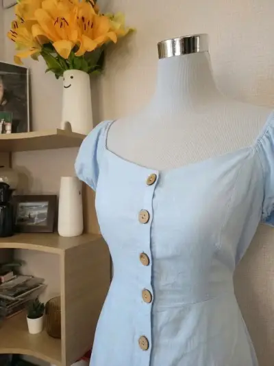 Vestido corto celeste con botones de madera - miniatura 2
