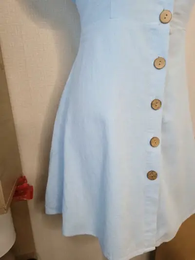 Vestido corto celeste con botones de madera - miniatura 3