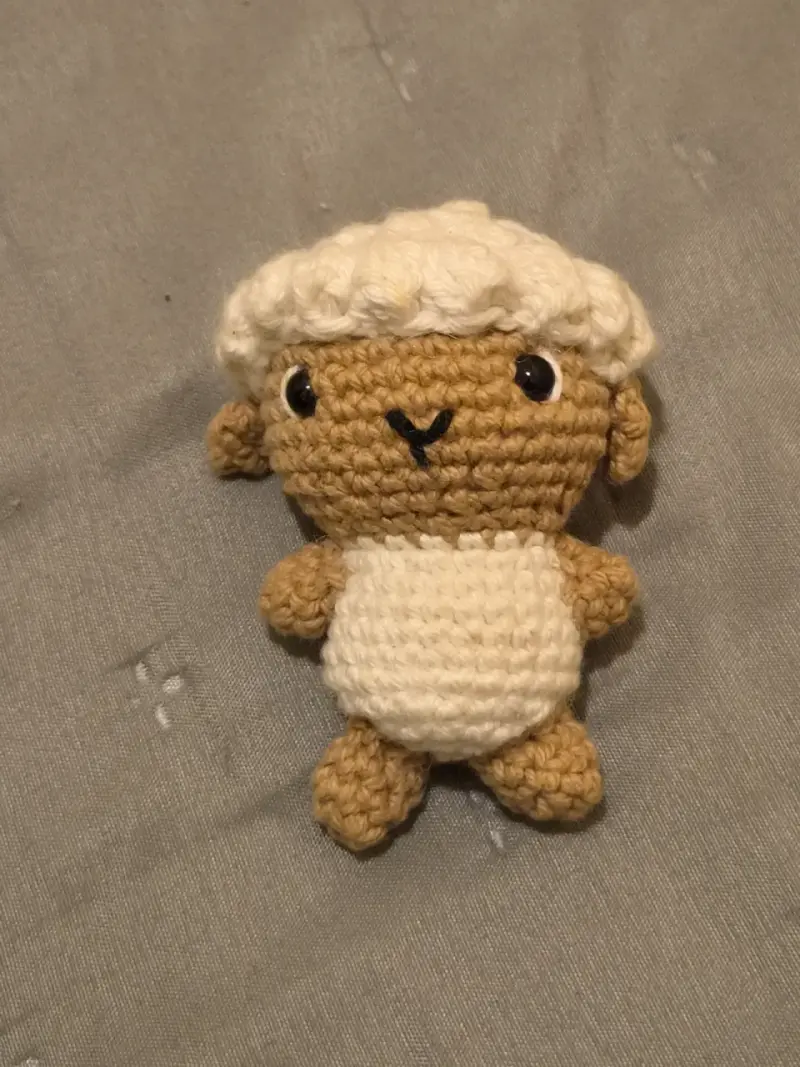 Muñeco amigurumi de oveja hecho a mano - 1