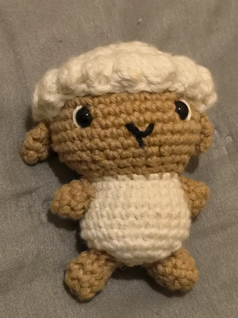 Muñeco amigurumi de oveja hecho a mano - 2