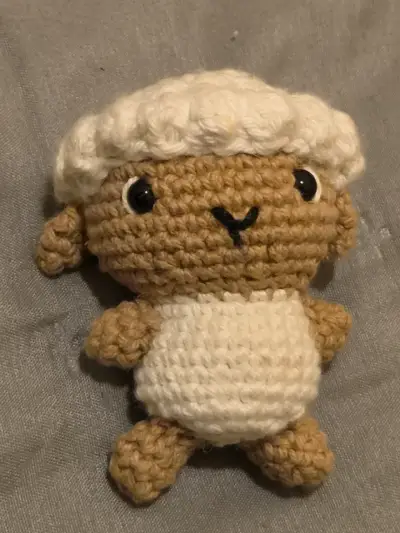 Muñeco amigurumi de oveja hecho a mano - miniatura 2