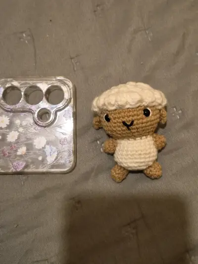 Muñeco amigurumi de oveja hecho a mano - miniatura 3