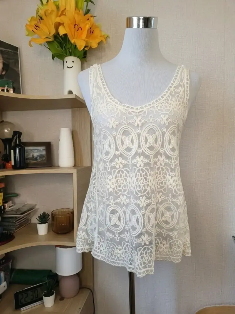 Blusa de encaje blanco talla M - 1