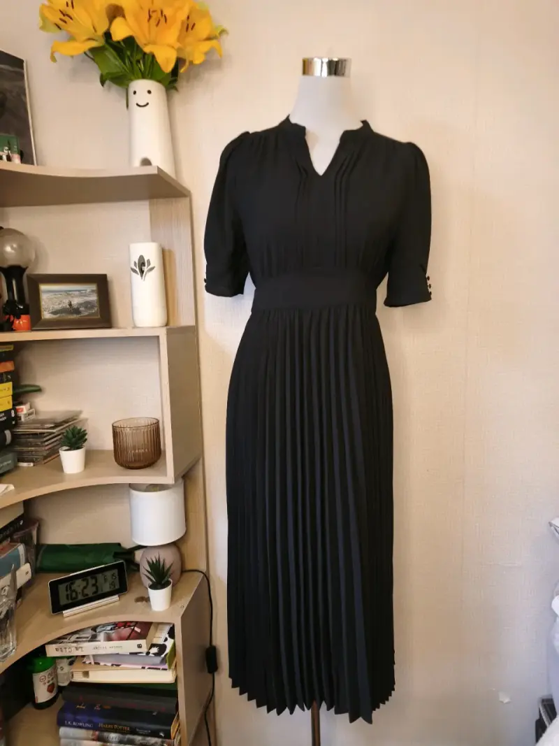 Vestido negro plisado talla S - 1