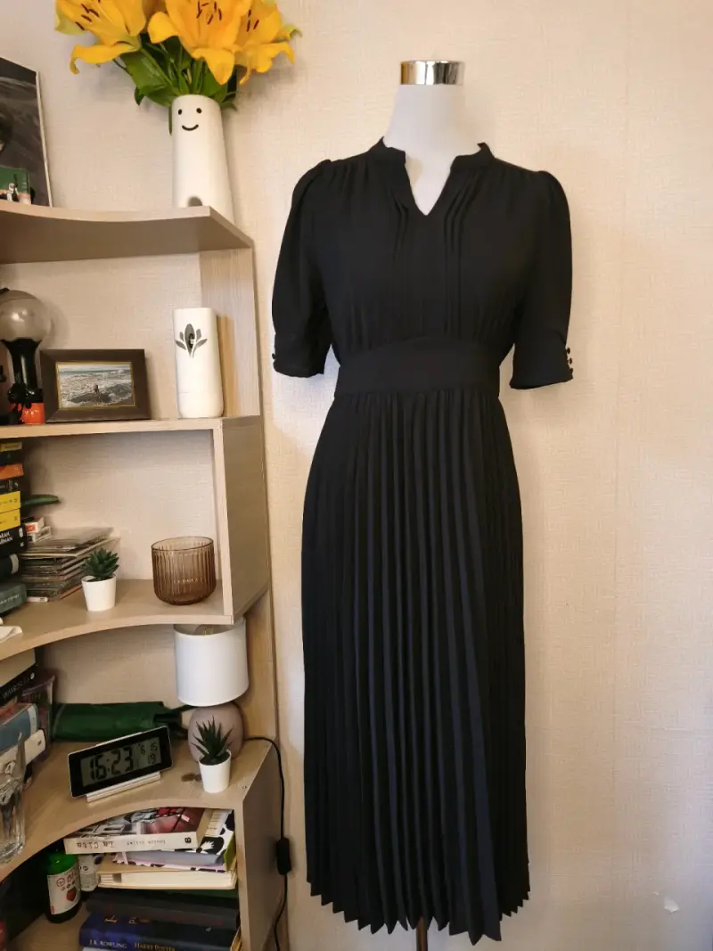 Vestido negro plisado talla S - 2