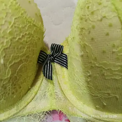 Sostén verde pistacho encaje Victoria's Secret - miniatura 2