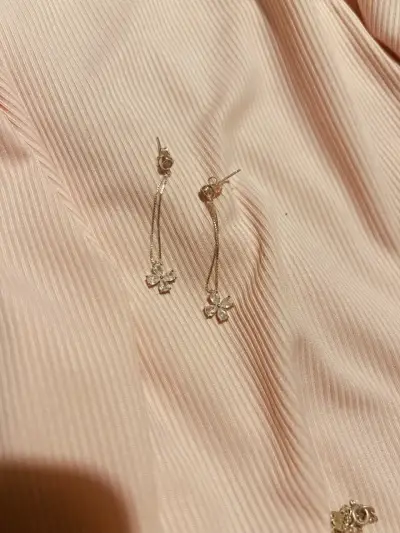 Aros colgantes de plata con diseño de flor - miniatura 1