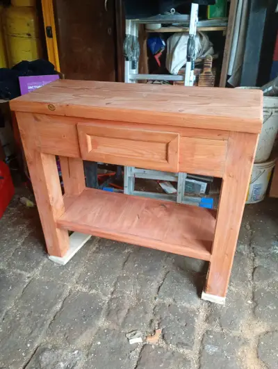 Mesa de madera rústica con estante - miniatura 1