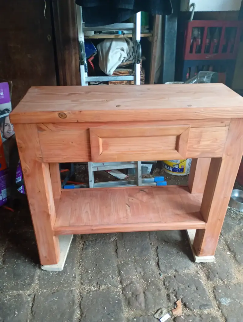 Mesa de madera rústica con estante - 2