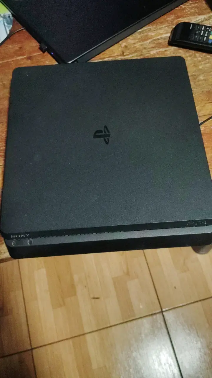 Consola PlayStation 4 Slim con Control - 1
