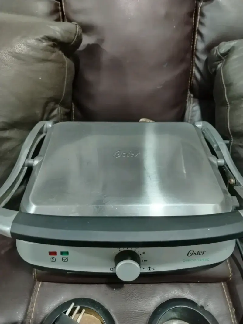 Parrilla eléctrica Oster Bioceramic en buen estado - 1