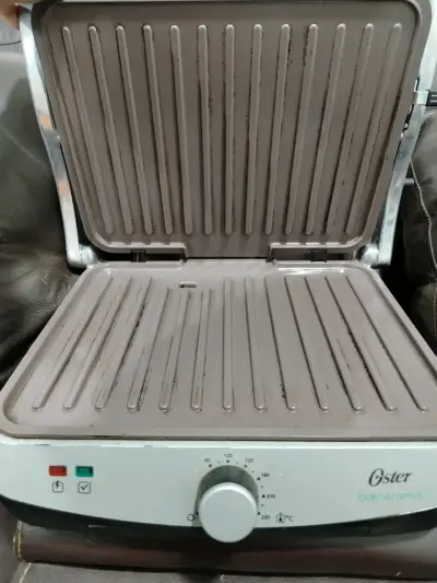 Parrilla eléctrica Oster Bioceramic en buen estado - miniatura 2