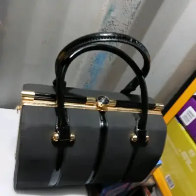 Bolso de mano negro elegante con detalles dorados - miniatura 2