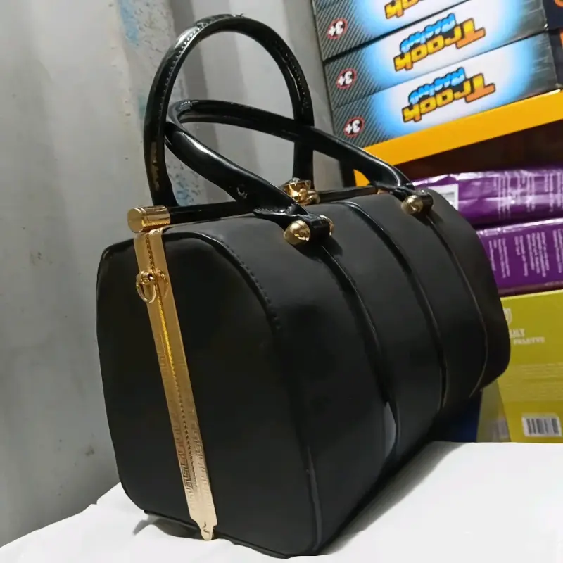 Bolso de mano negro elegante con detalles dorados - 3