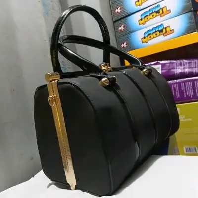 Bolso de mano negro elegante con detalles dorados - miniatura 3