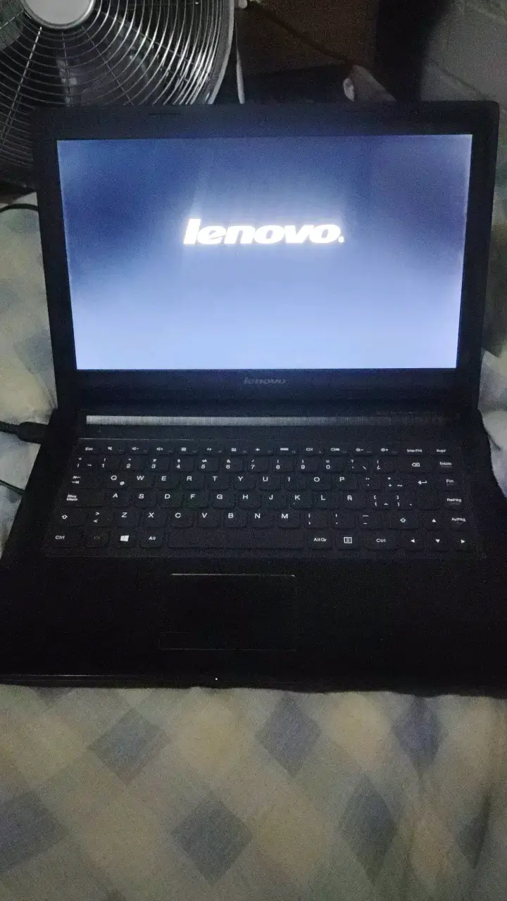 Laptop Lenovo con unidad de DVD - 1