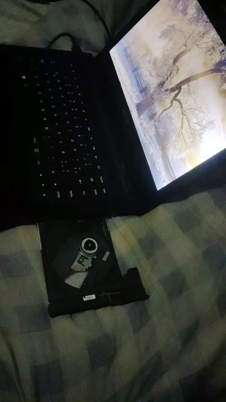Laptop Lenovo con unidad de DVD - 2