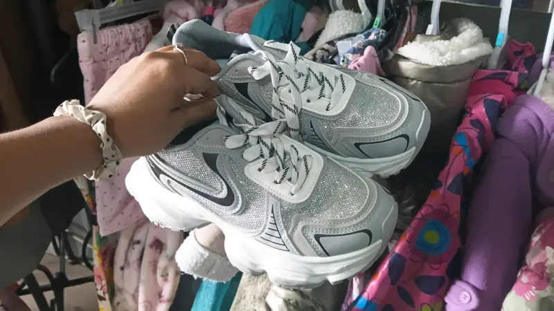 Zapatillas gris con brillo talla 38 - 1