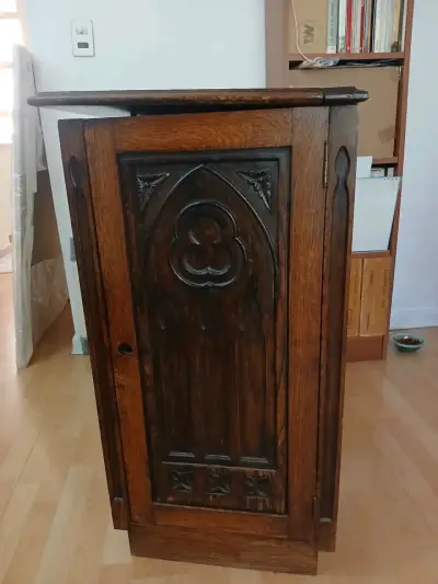 Mueble de madera estilo gótico con puerta tallada - miniatura 1