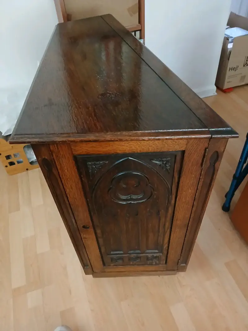 Mueble de madera estilo gótico con puerta tallada - 2