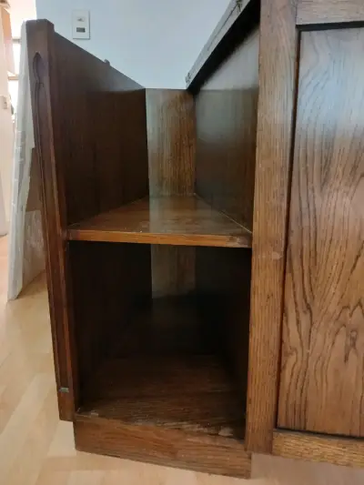 Mueble de madera estilo gótico con puerta tallada - miniatura 3