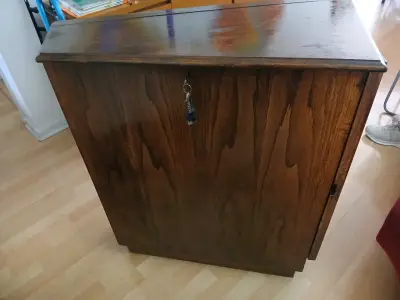 Mueble de madera estilo gótico con puerta tallada - miniatura 6