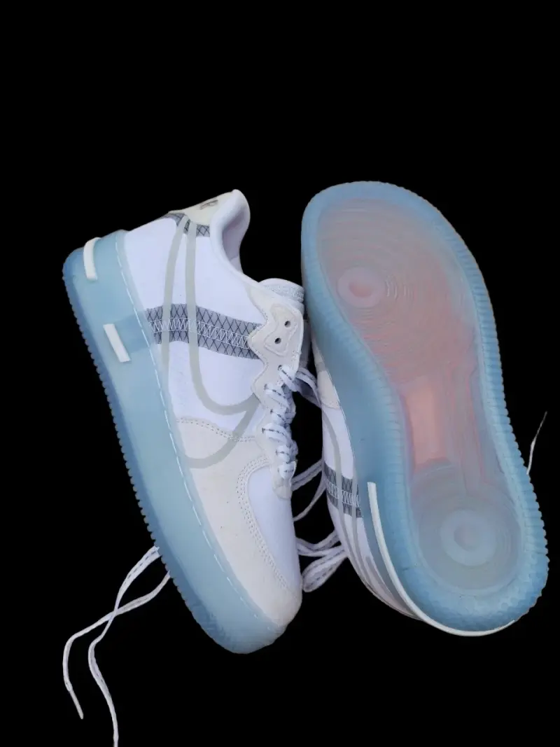 Zapatillas deportivas blancas con suela azul - 1