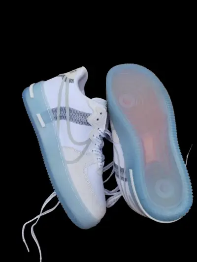Zapatillas deportivas blancas con suela azul - miniatura 1