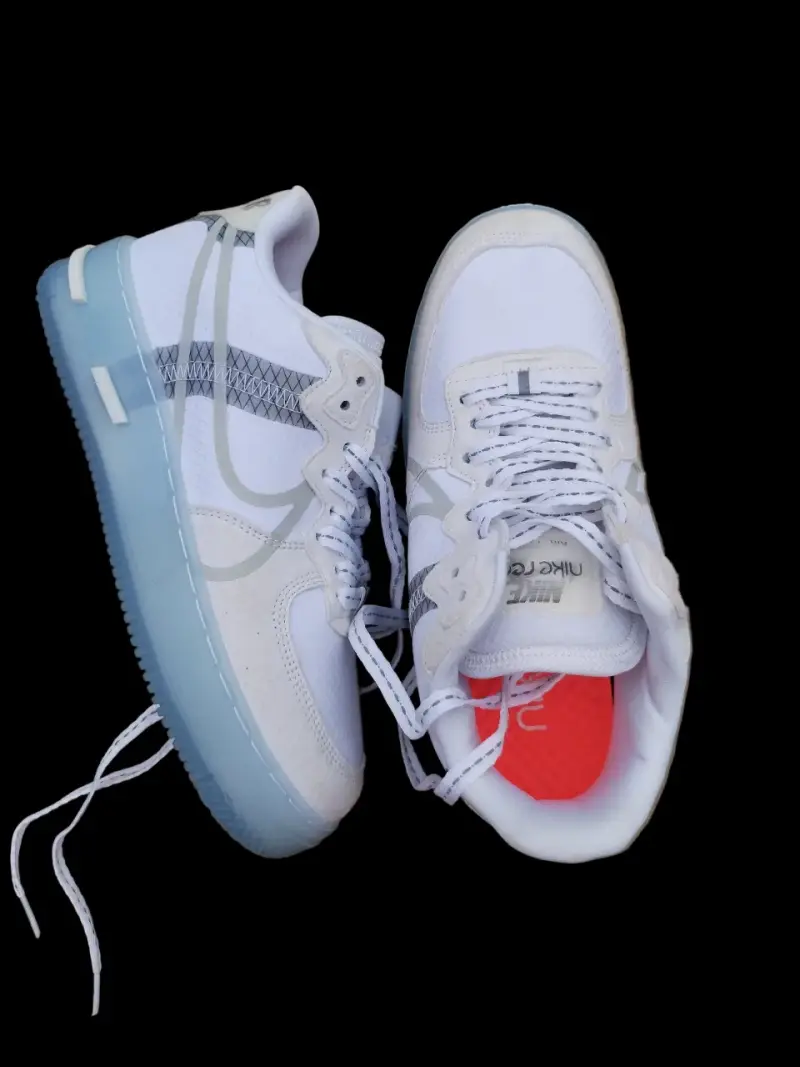 Zapatillas deportivas blancas con suela azul - 2