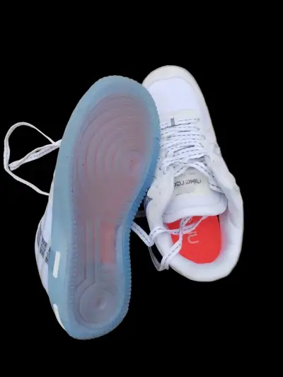 Zapatillas deportivas blancas con suela azul - miniatura 3