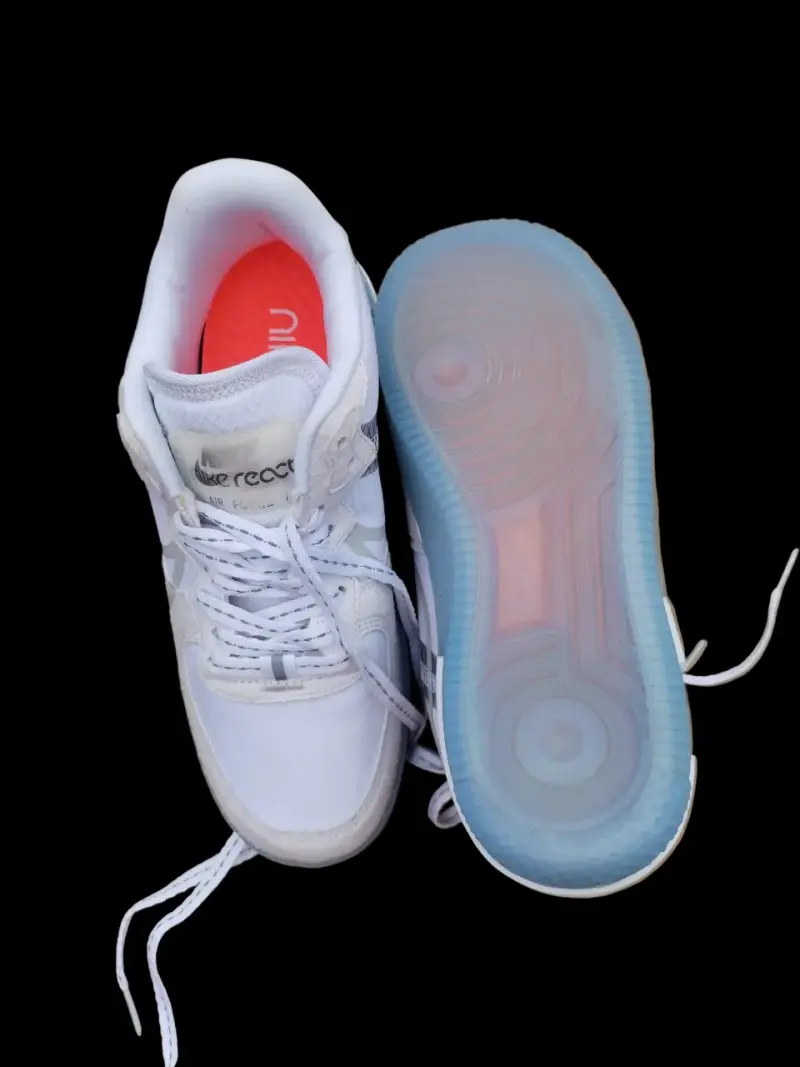 Zapatillas deportivas blancas con suela azul - 4