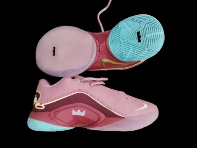 Zapatillas deportivas rosas con detalles dorados - miniatura 1