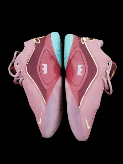 Zapatillas deportivas rosas con detalles dorados - miniatura 4