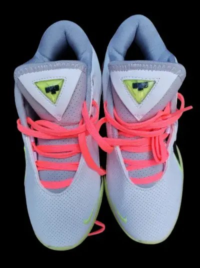 Zapatillas deportivas Nike blancas con detalles neón - miniatura 1