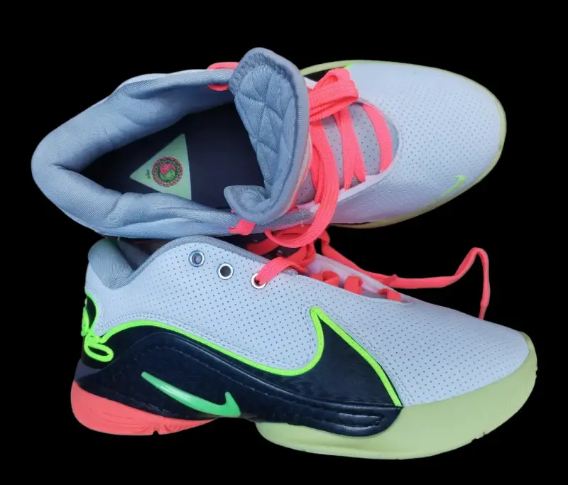 Zapatillas deportivas Nike blancas con detalles neón - 2