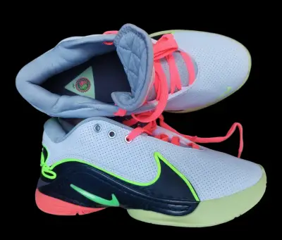 Zapatillas deportivas Nike blancas con detalles neón - miniatura 2