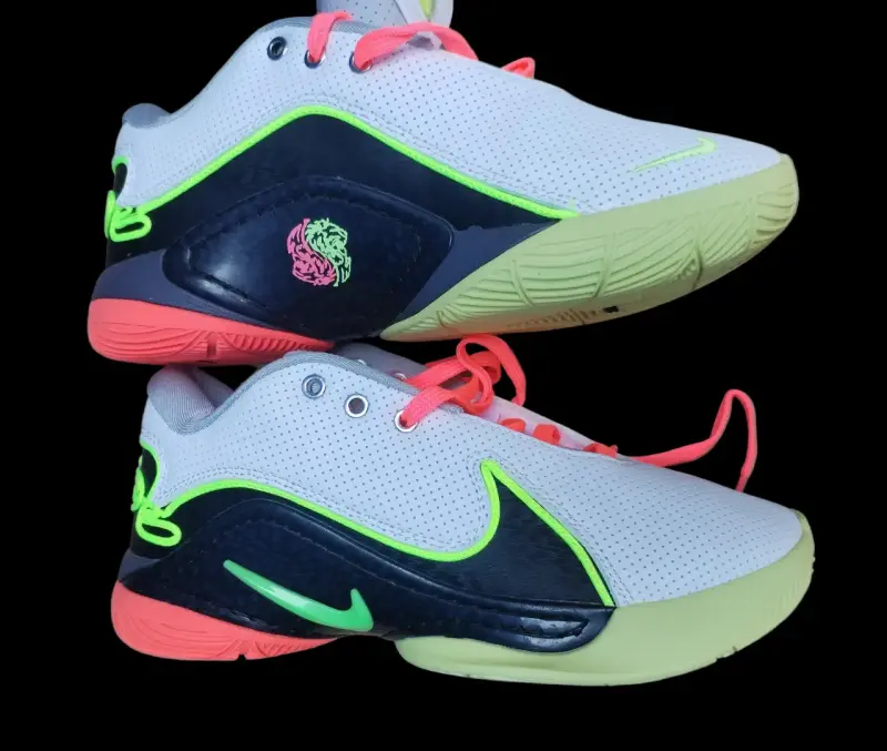Zapatillas deportivas Nike blancas con detalles neón - 3