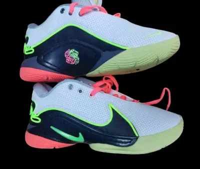 Zapatillas deportivas Nike blancas con detalles neón - miniatura 3