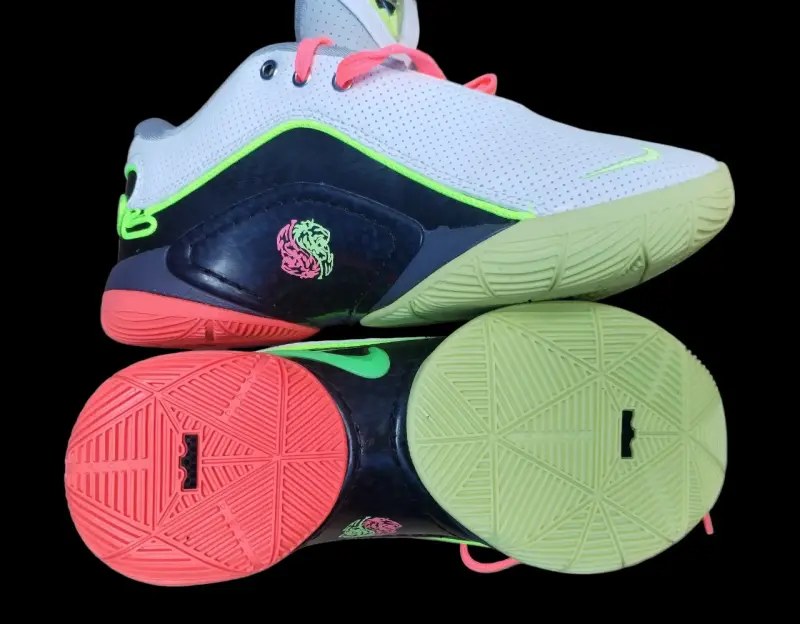 Zapatillas deportivas Nike blancas con detalles neón - 4