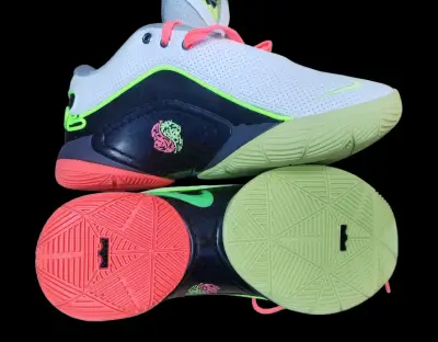 Zapatillas deportivas Nike blancas con detalles neón - miniatura 4