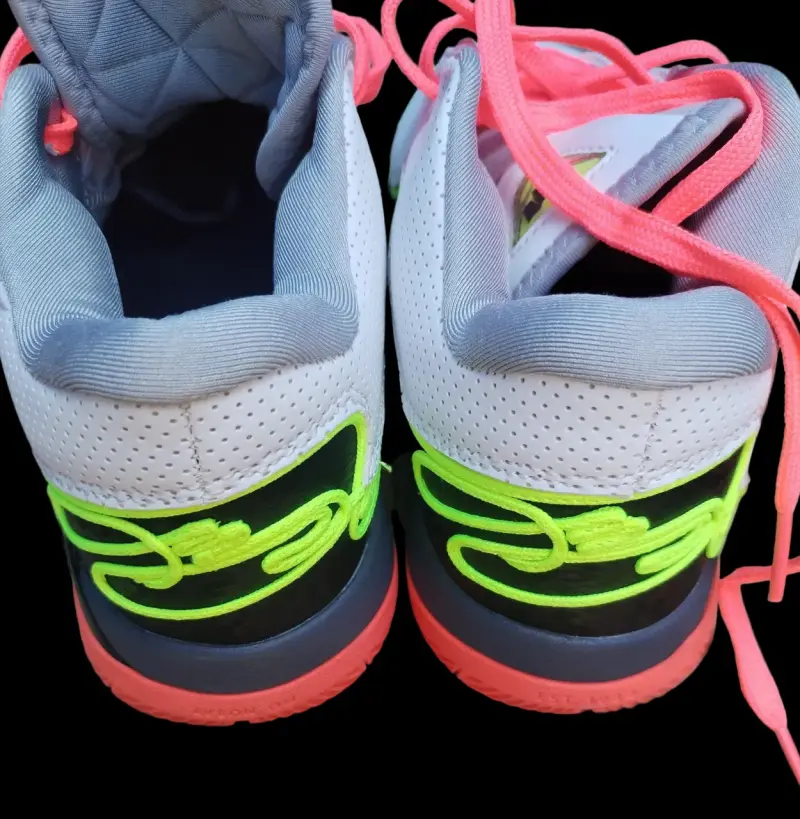 Zapatillas deportivas Nike blancas con detalles neón - 6