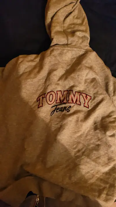 Polerón con capucha gris Tommy Jeans - miniatura 2