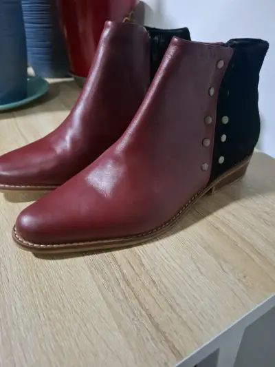 Botines de cuero rojo con detalles metálicos - miniatura 1