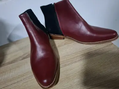 Botines de cuero rojo con detalles metálicos - miniatura 2