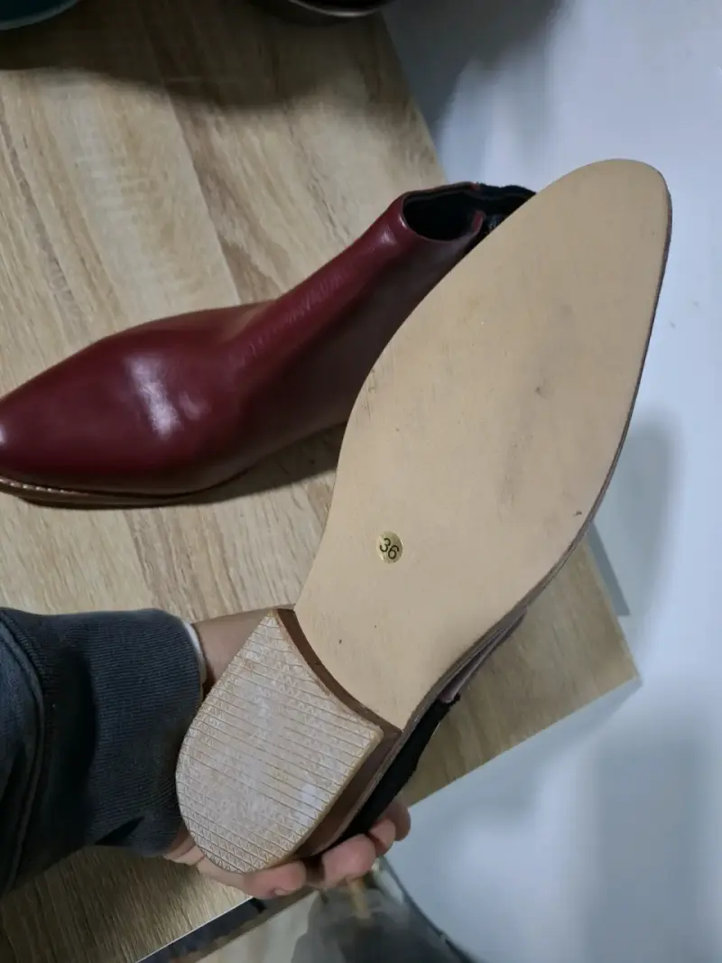 Botines de cuero rojo con detalles metálicos - 3