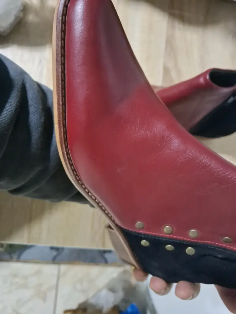 Botines de cuero rojo con detalles metálicos - 4
