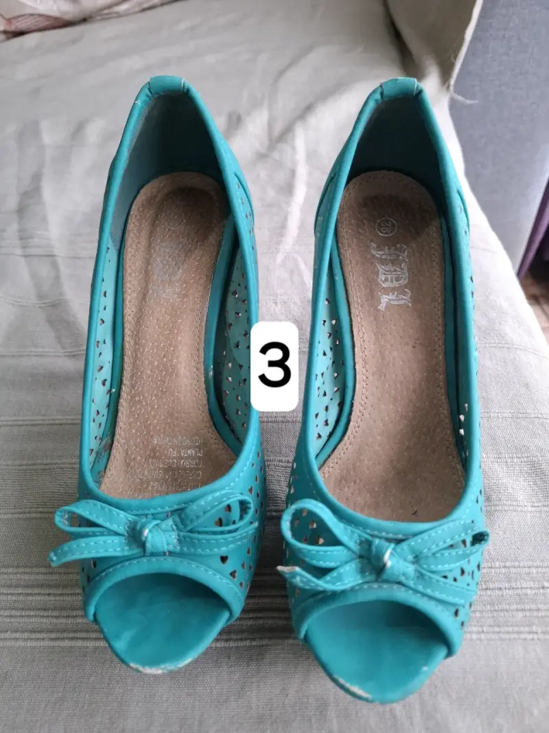 Zapatos de tacón turquesa con diseño calado - 1