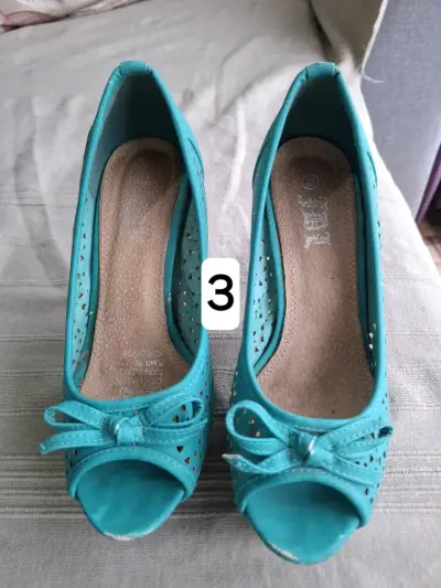 Zapatos de tacón turquesa con diseño calado - miniatura 1